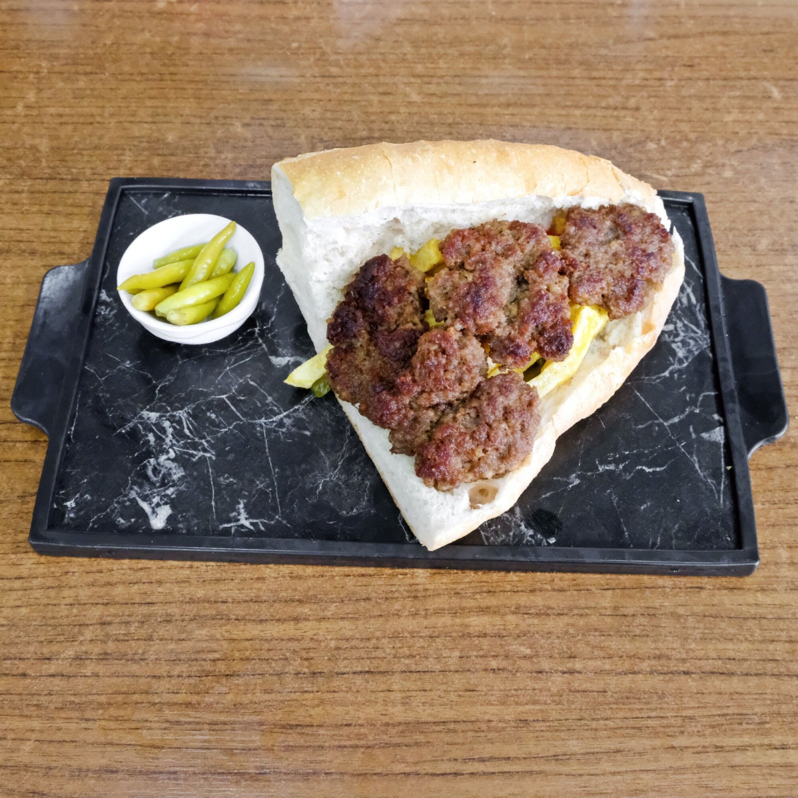 Yarım Ekmek Arası Kaşarlı Köfte