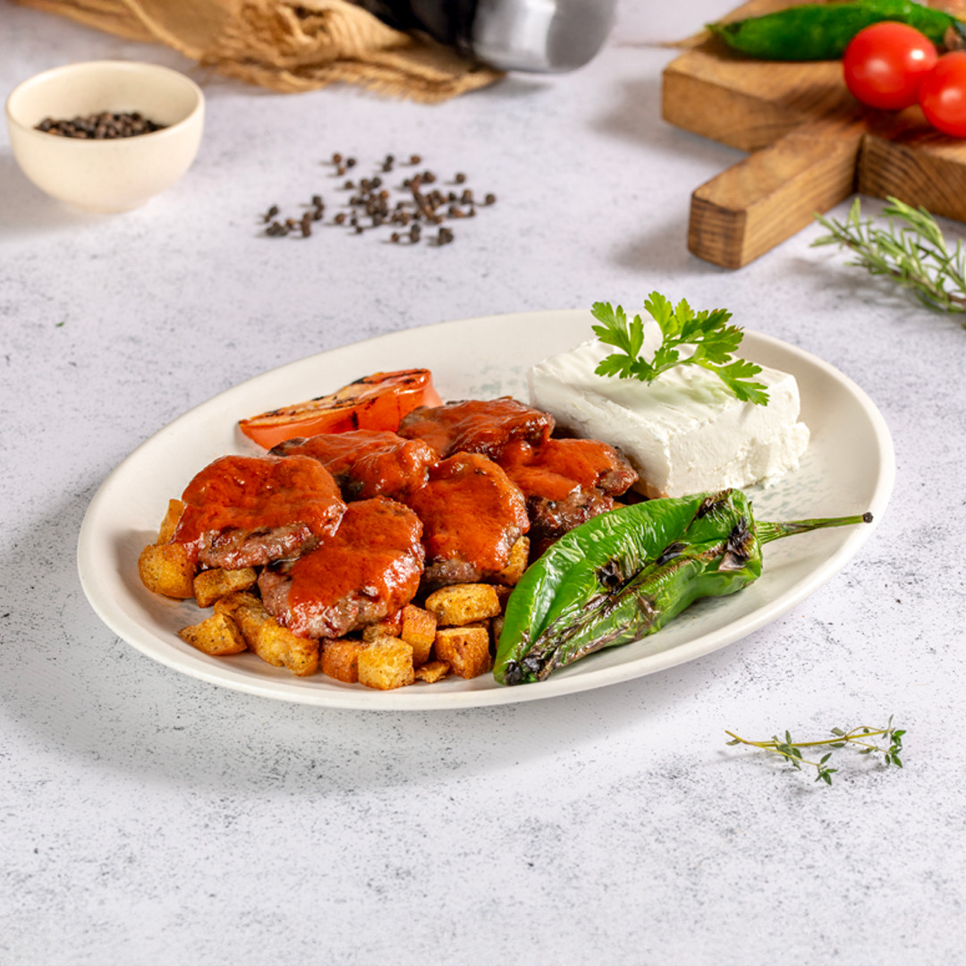 Özel Ekmekli Soslu Köfte