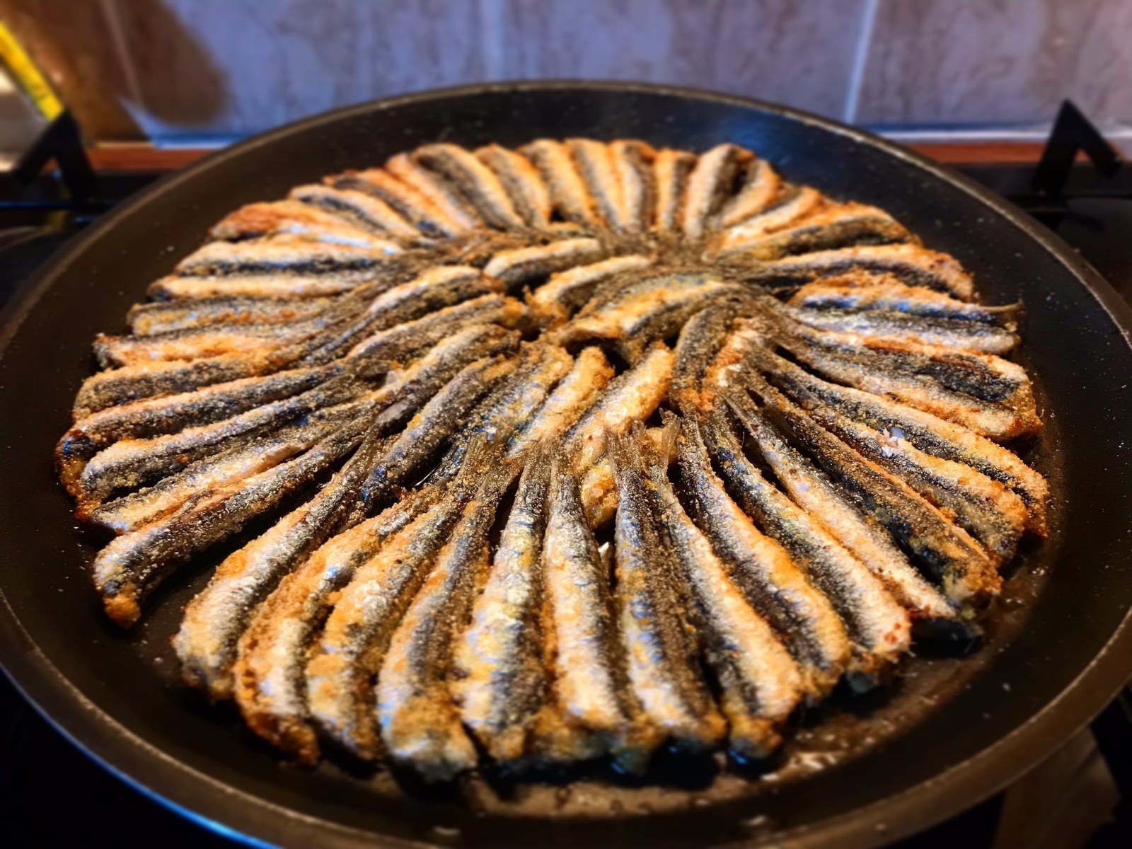Hamsi (1 Kg.) + Patates Cips + Yeşillik + Kola (1 Lt.)