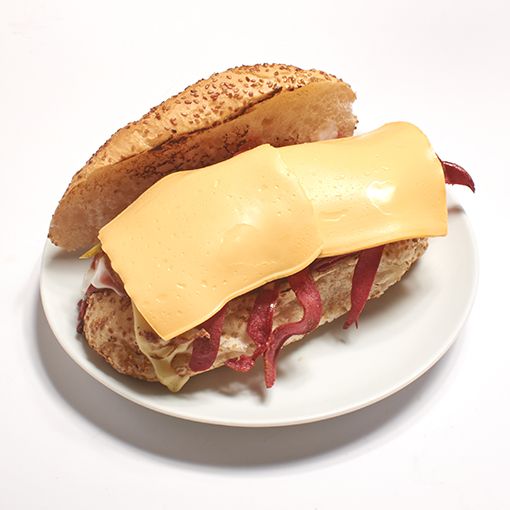 Cheddar Peynirli Kumru Sandviç