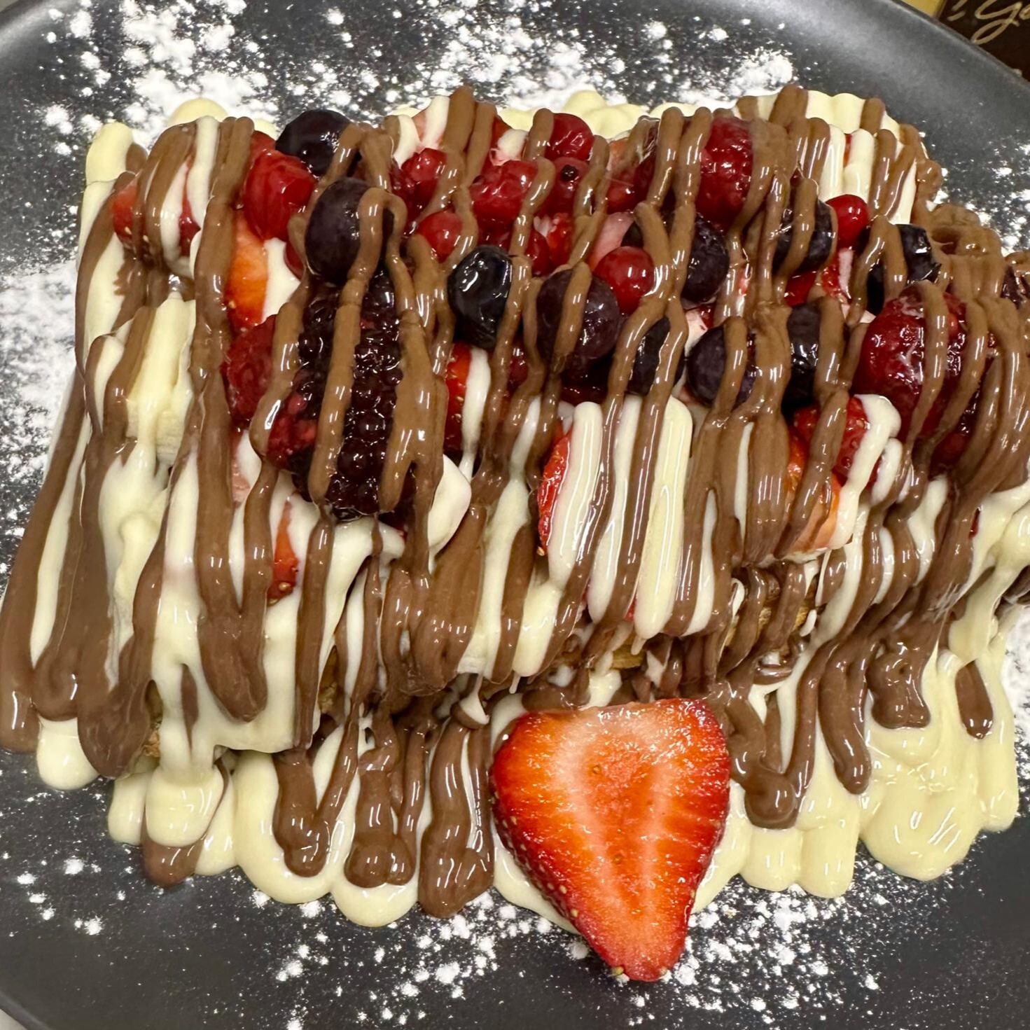 Orman Meyveli Waffle Bowl (Dilimlenmiş Hamur)