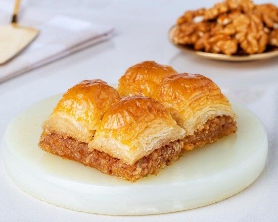 Cevizli baklavası 750) GR