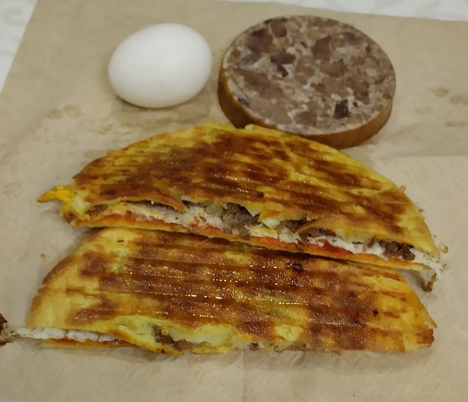Bazlama kavurmalı yumurtalı kaşarlı