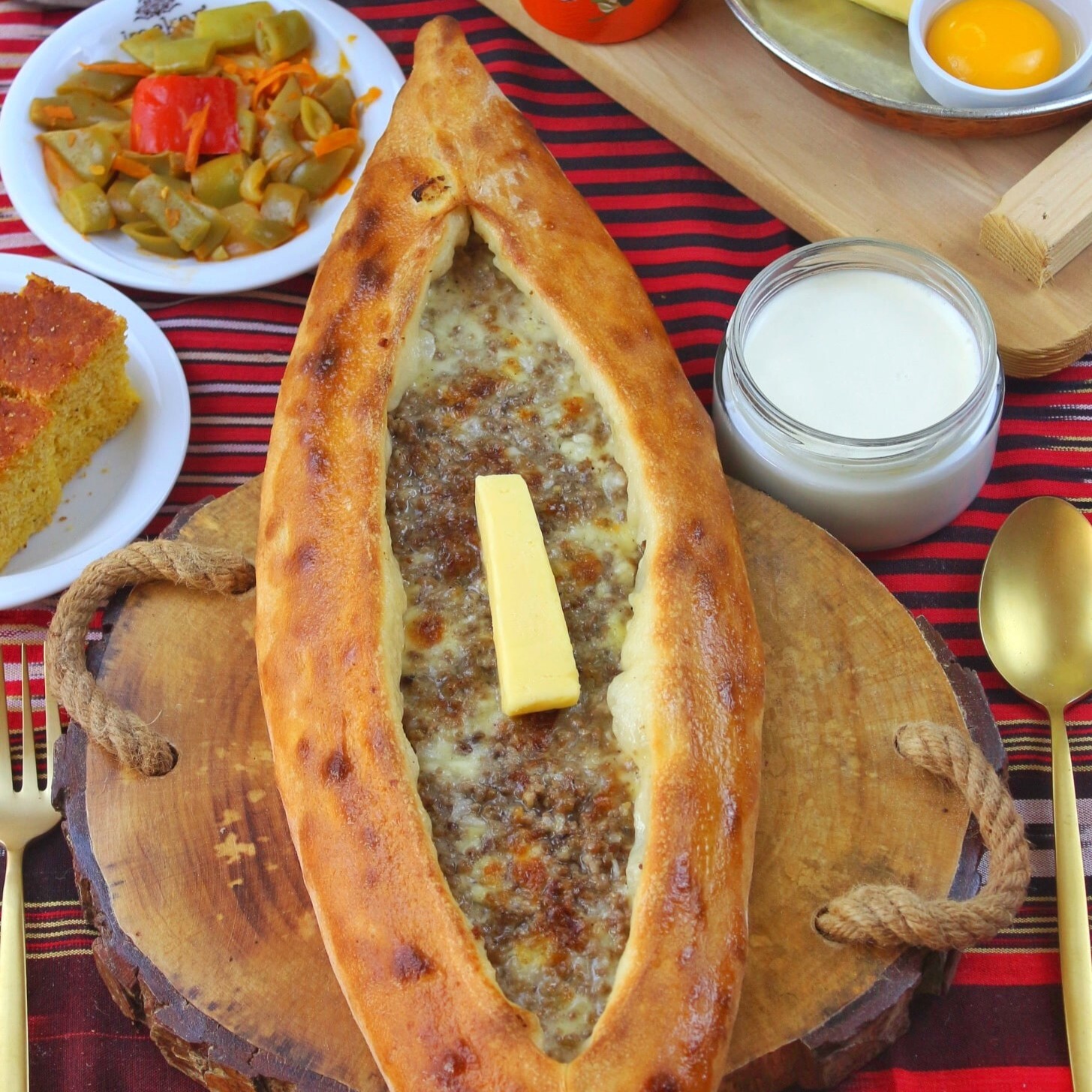 Kıymalı Peynirli Pide