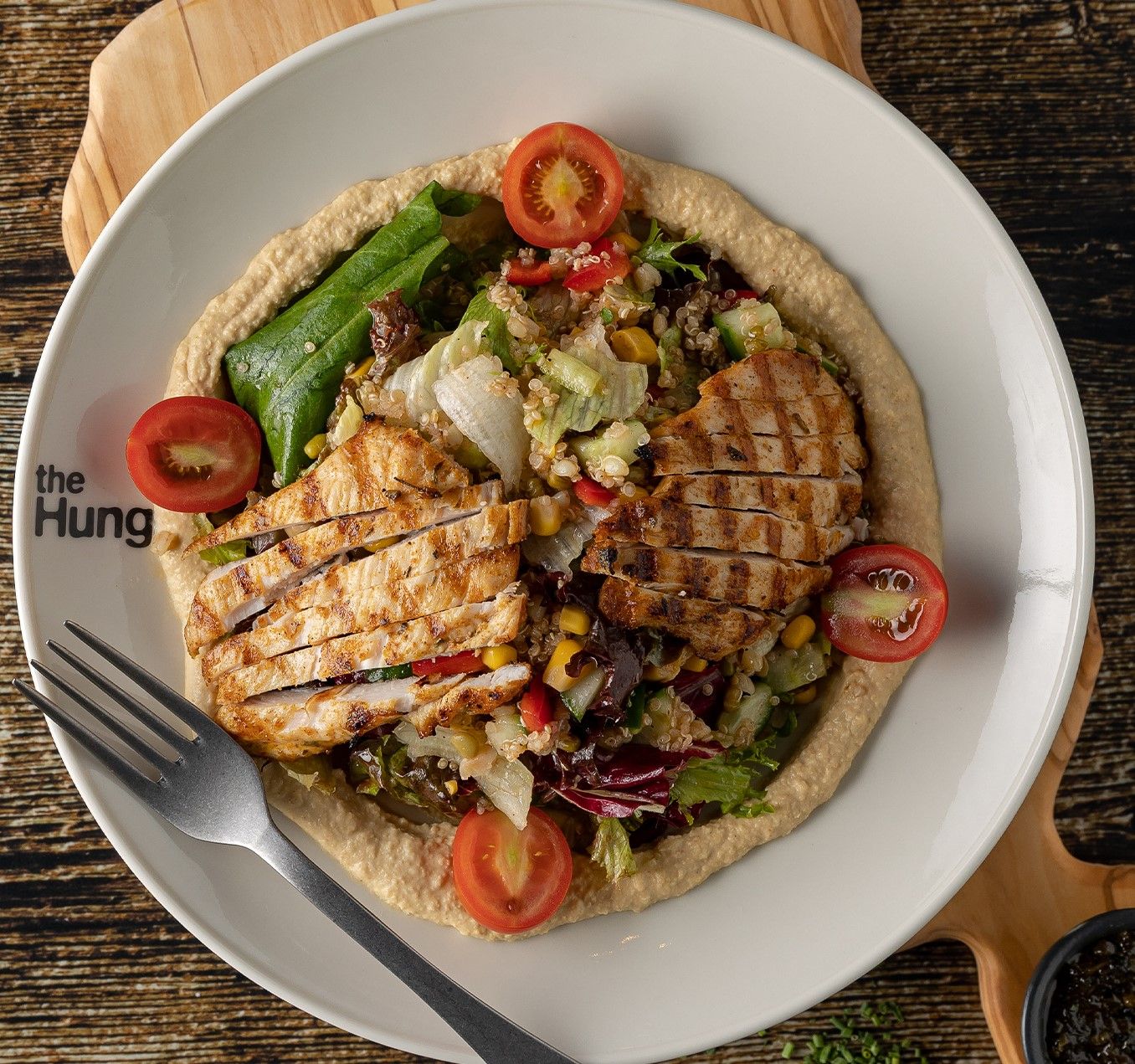 Humuslu Izgara Tavuklu Kinoalı Salata