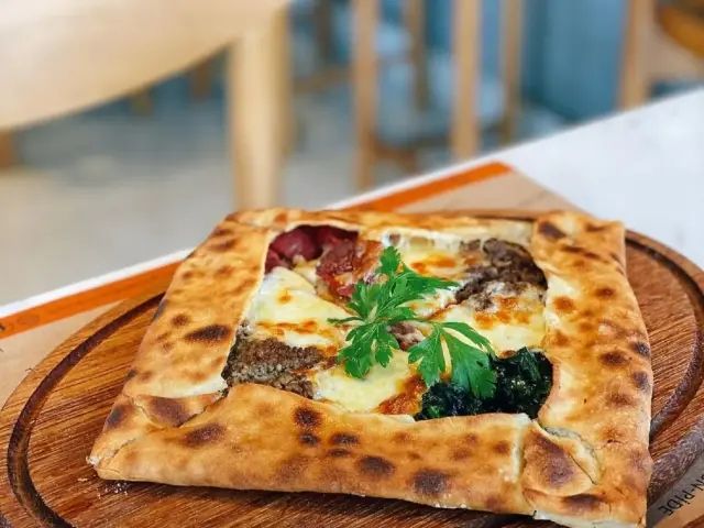 Gurme Pide (Kavurma-Kolot Peynir- Kavrulmuş Kıyma-Ispanak-Sucuk)