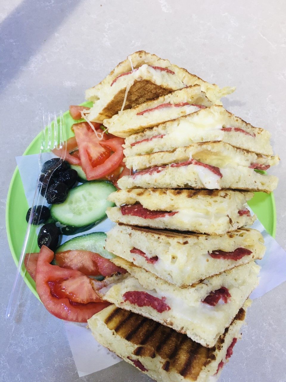 Bazlamaya Kaşarlı Sucuklu Tost + Coca Cola +PATATES KIZARTMASI (Doyuran Menü)