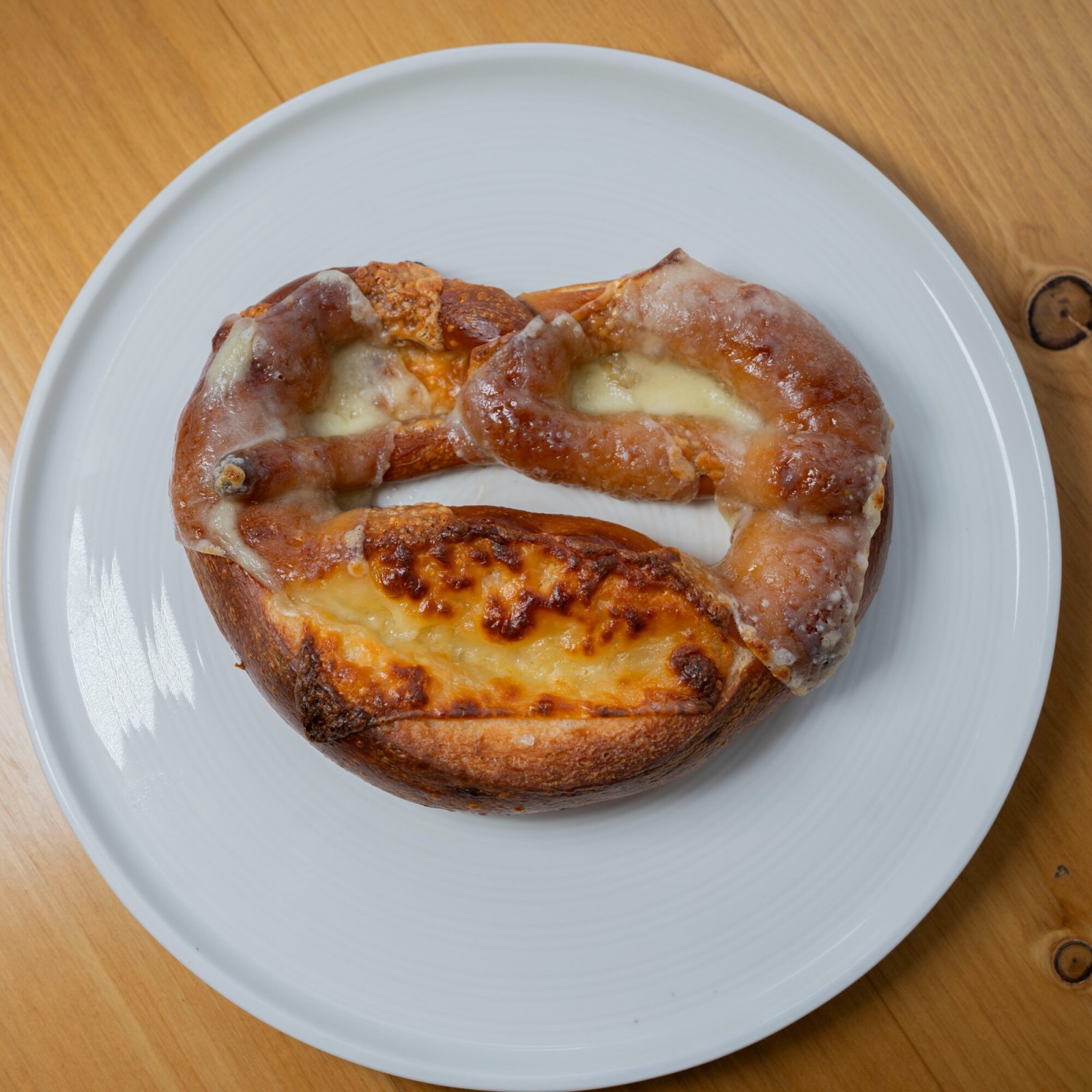 Günlük Tereyağlı Kaşarlı Alman simidi BREZEL