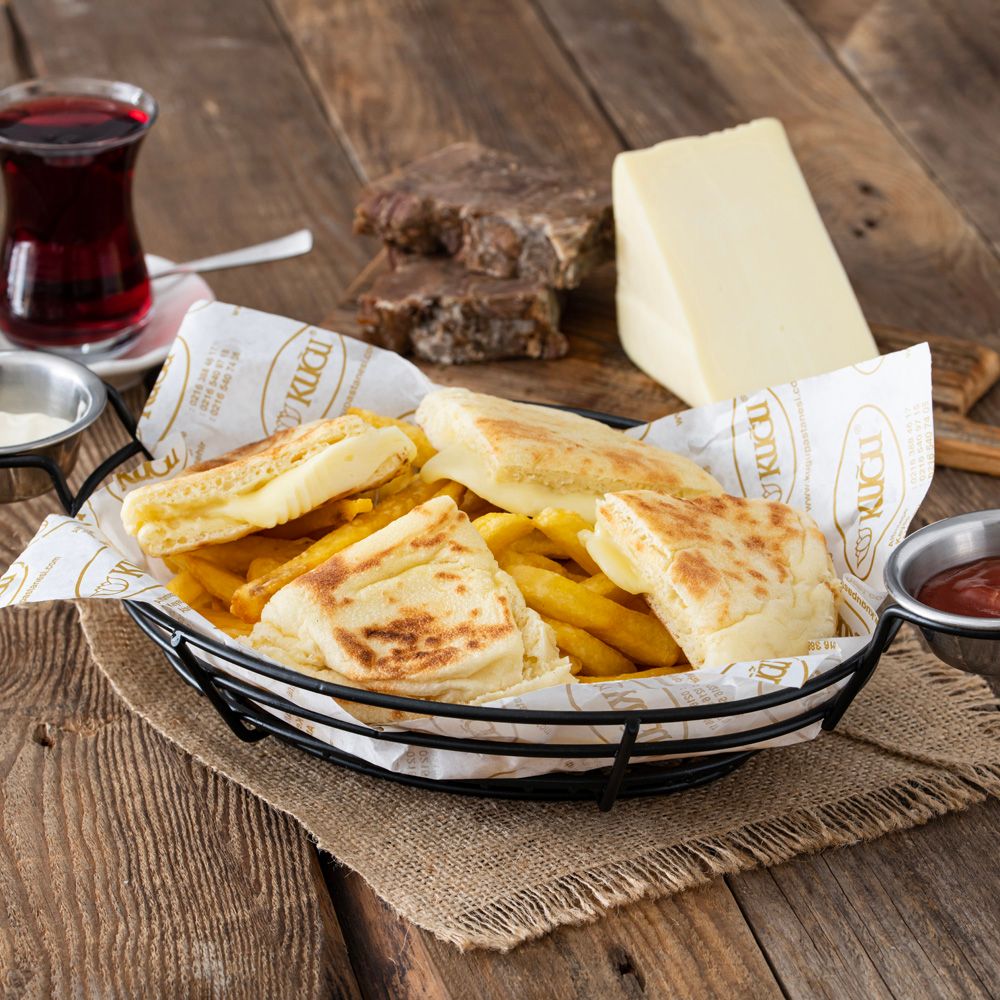 Bazlama Kaşarlı Tost