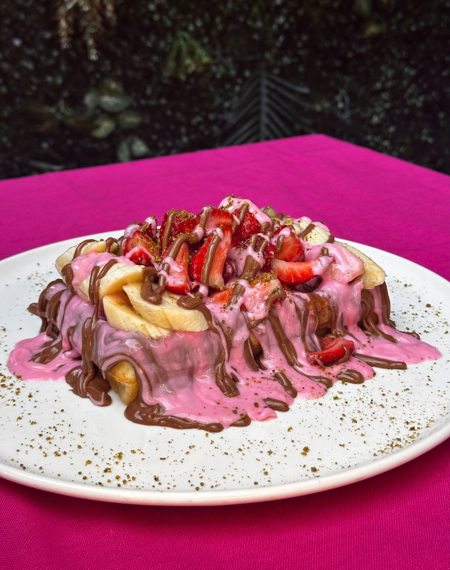 Çilek Ve Sütlü Çikolatalı Muz & Çilek Waffle