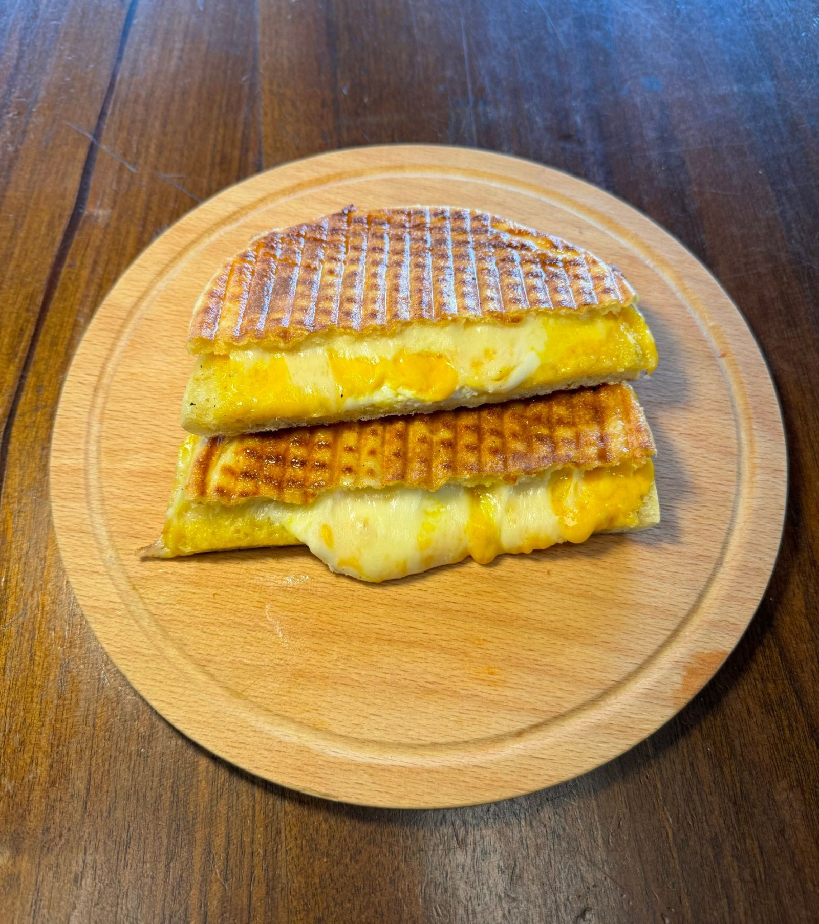 Bazlama Ekmeğine 4 Peynirli Tost