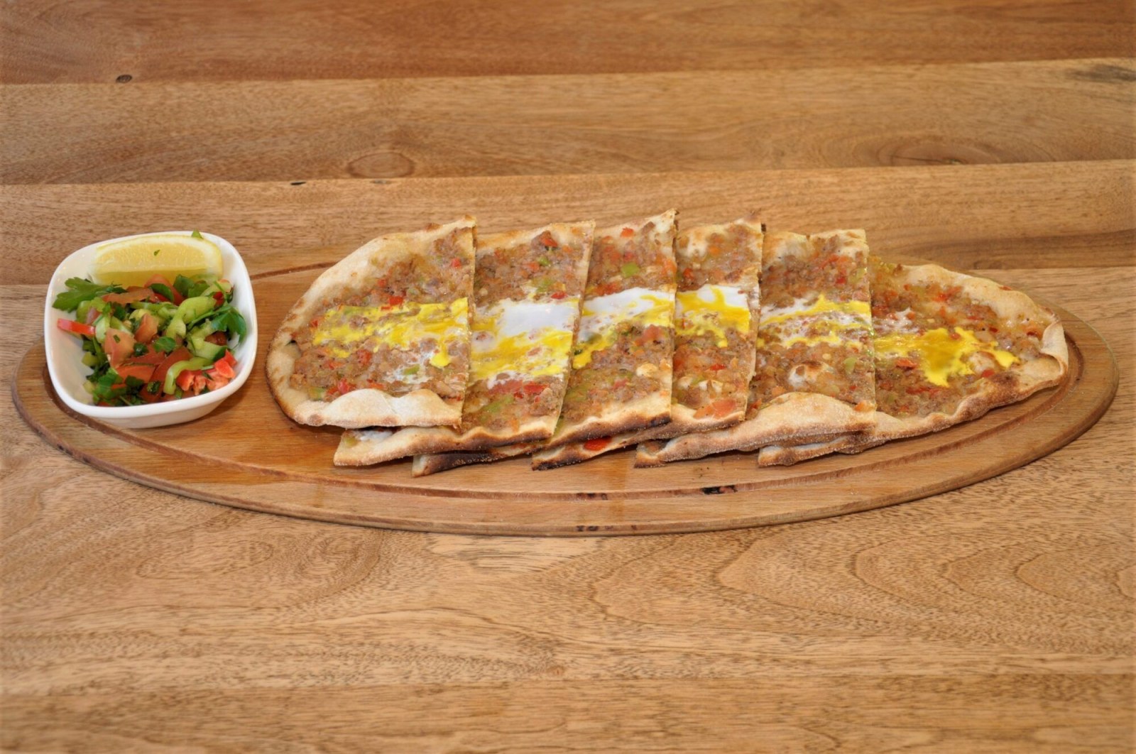 Etli Ekmek (Kıymalı) Yumurtalı Pide