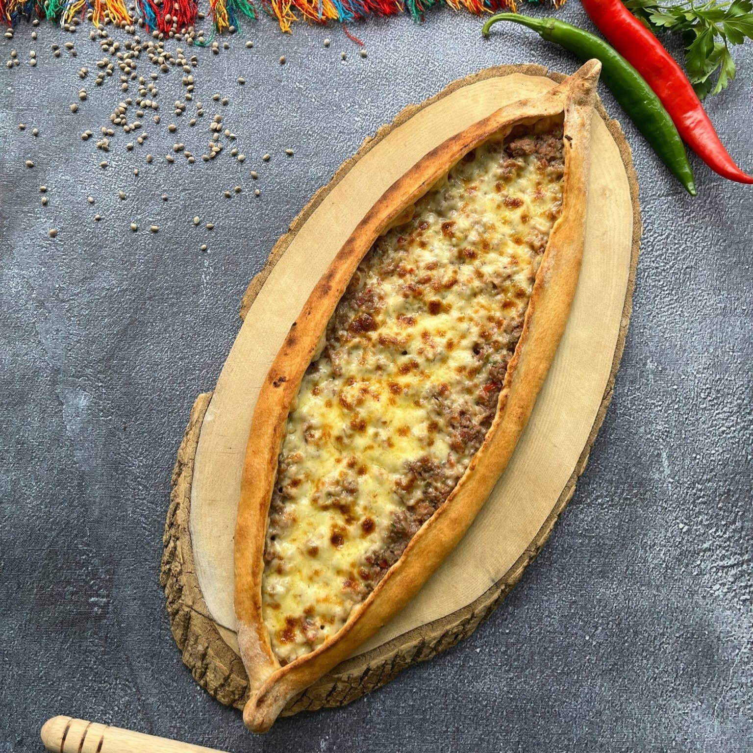 Kıymalı Kaşarlı Pide