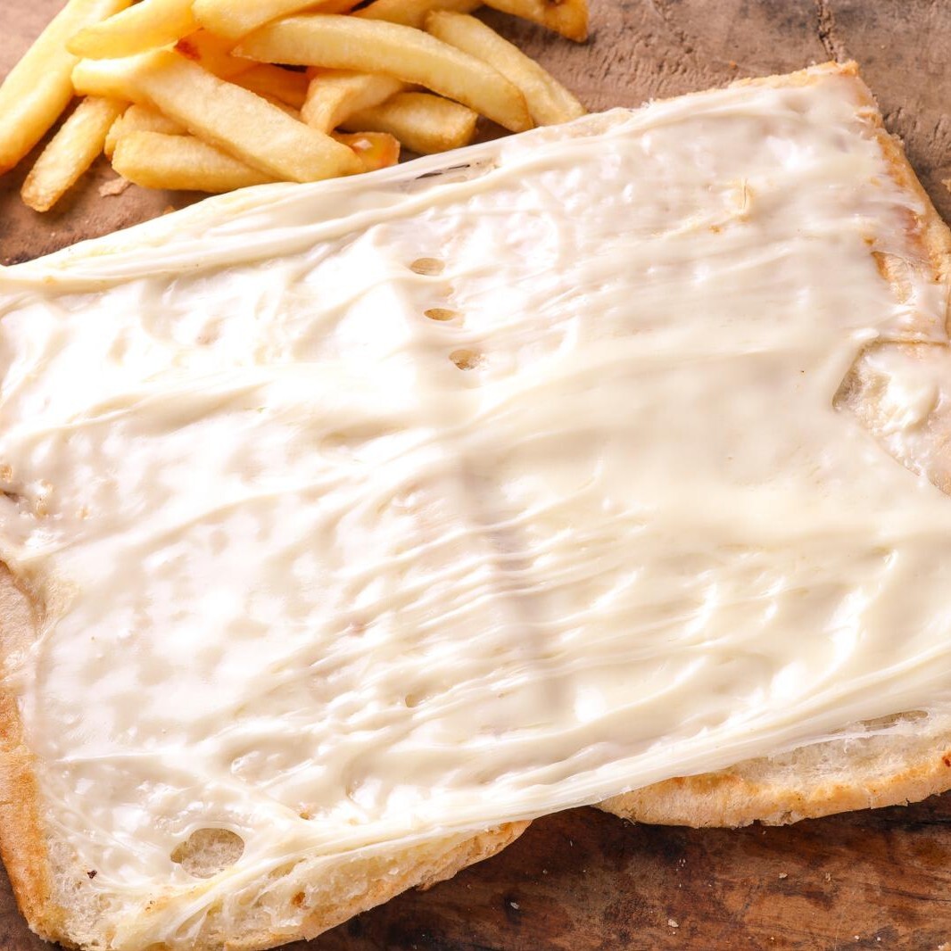 Yarım Ekmeğe Bol Kaşarlı Tost