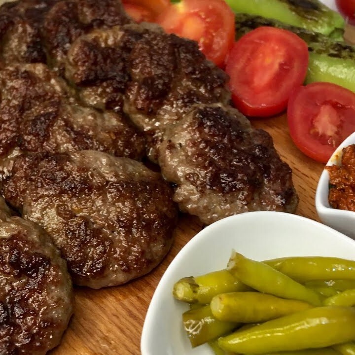 Izgara Köfte (175 G), Pilav, Turşu Biber Yoğurt ve Tırnak Pide ile