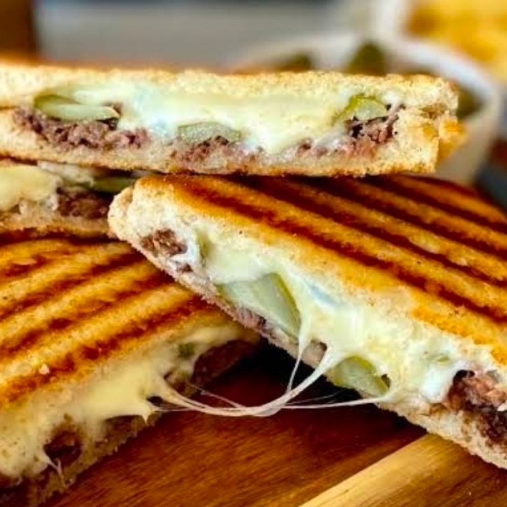 Kavurma Kaşarlı Tost