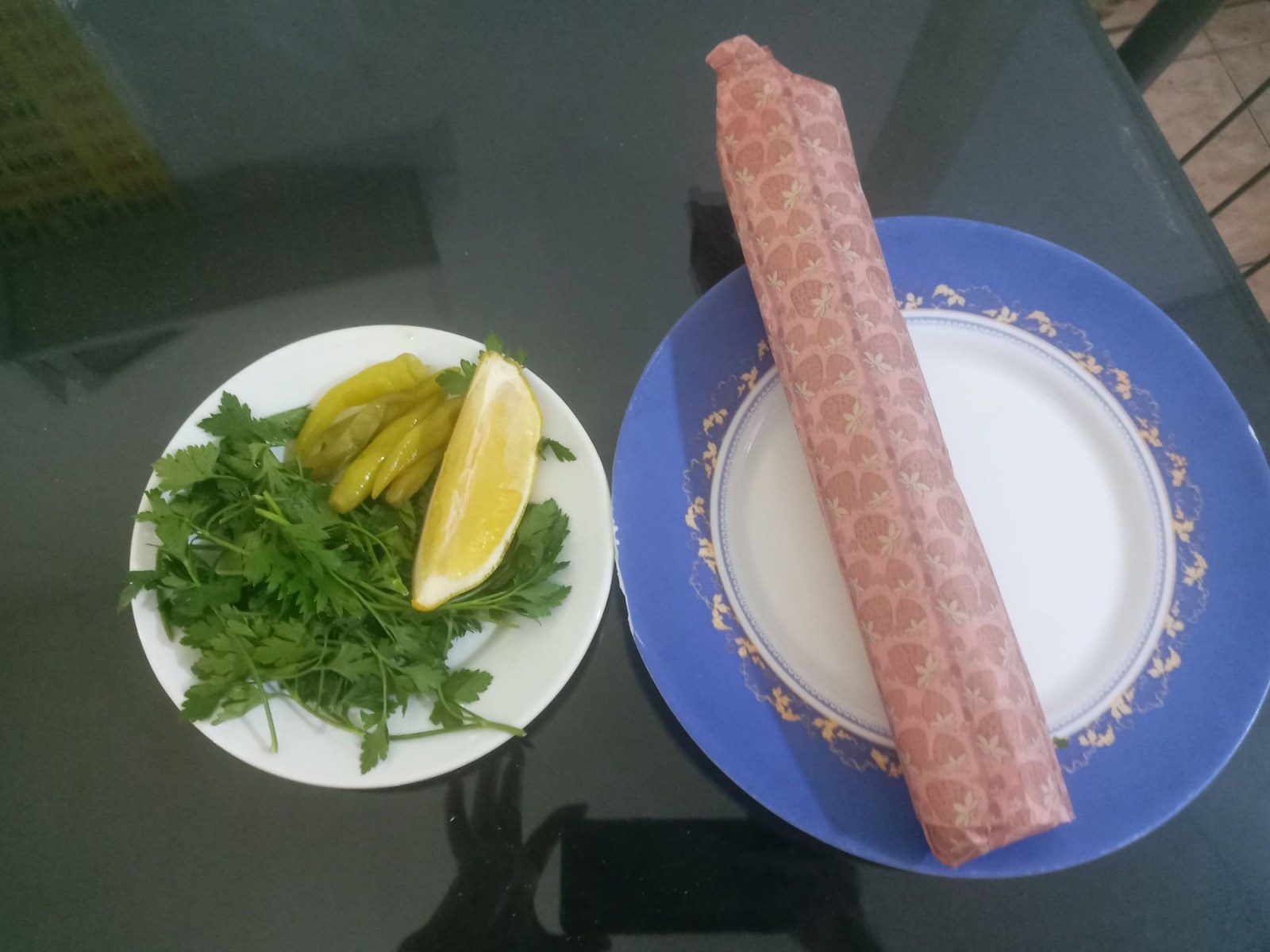 Kuşbaşı DürüM MAYDANOZ LIMON VE TURSU ILE BIRLIKTE