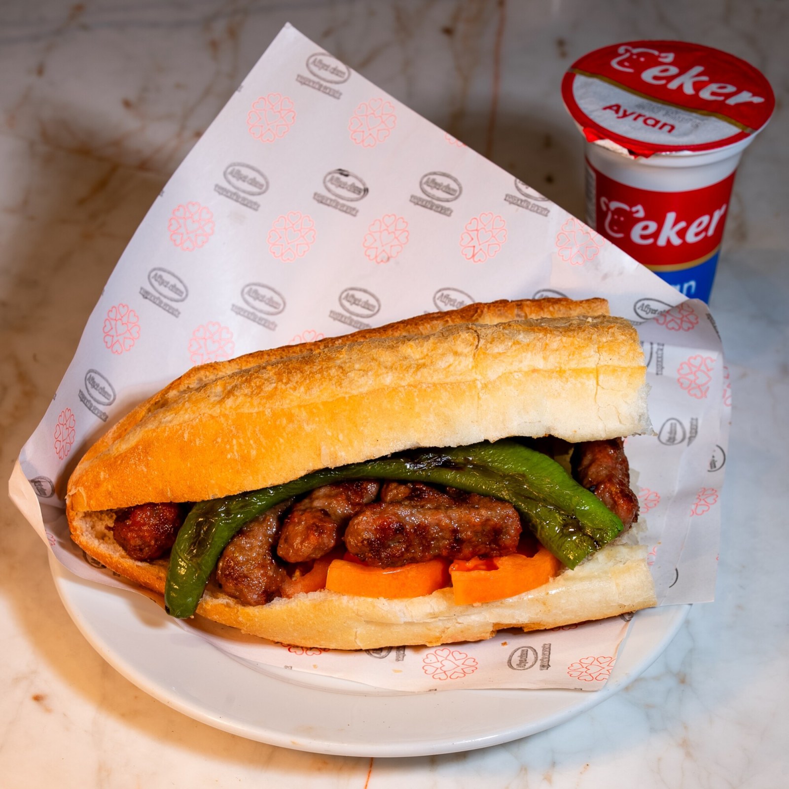 Yarım Ekmek Arası Tam Porsiyon Köfte + (Ayran ikramlı)