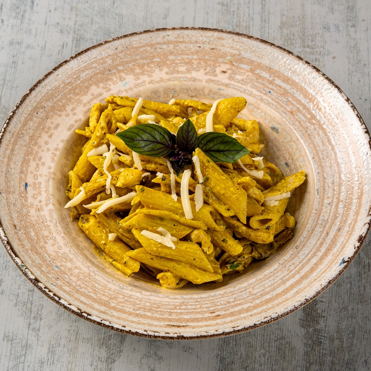 Köri Soslu Tavuklu Penne