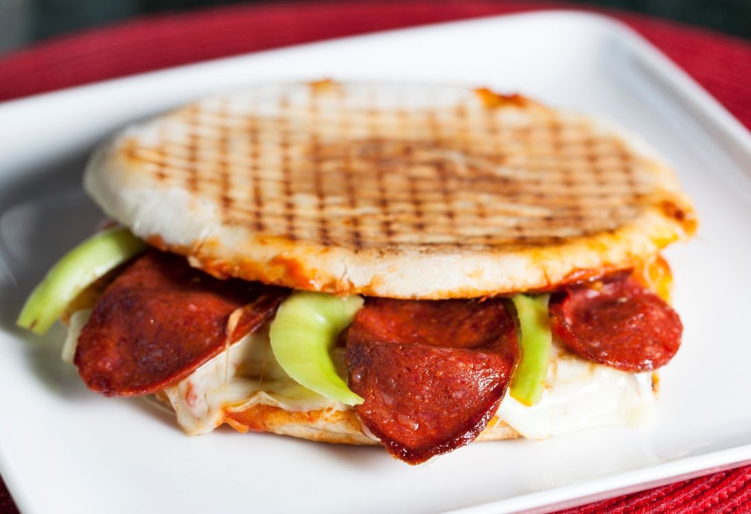 Bazlama Ekmeğine Karışık Tost