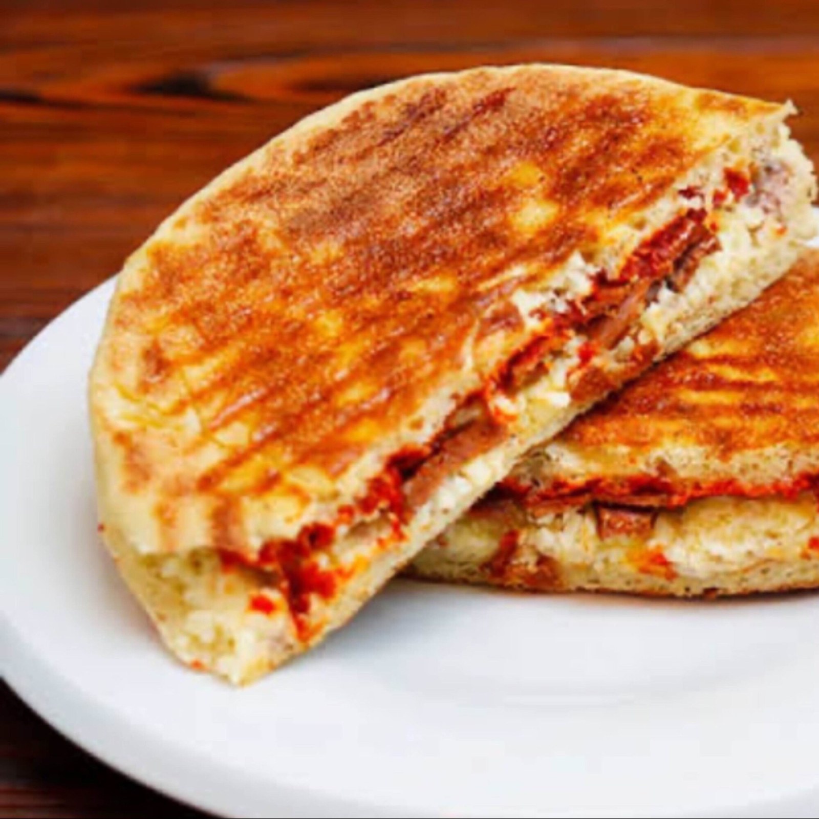 Bazlama Ekmeğine Sucuk Kaşar Yumurta Tost