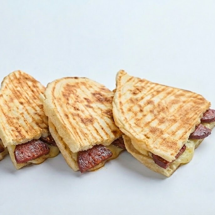 Kaşarlı & Sucuklu Bazlama Tost