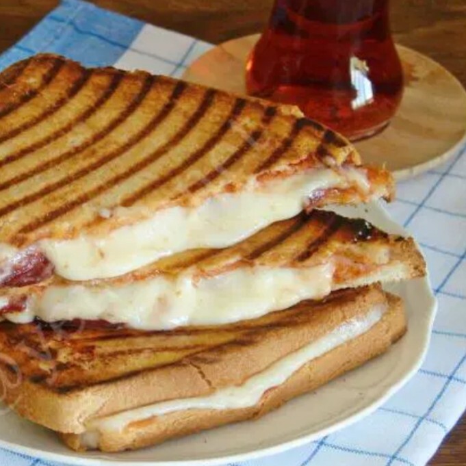 Yarım ekmek kaşarlı sucuklu tost