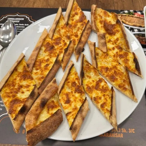 Yumurtalı Kaşarlı Pide
