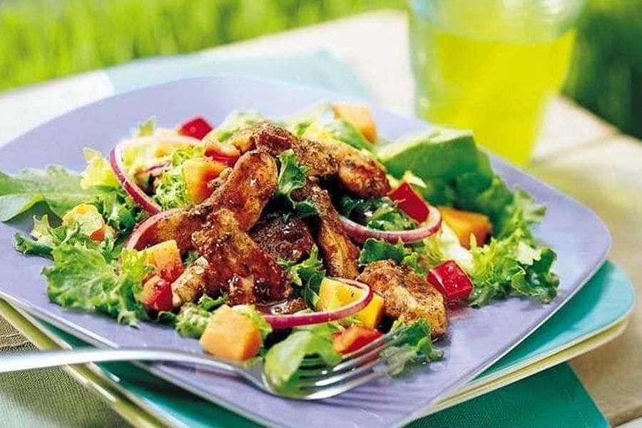 Soslu Tavuklu Salata