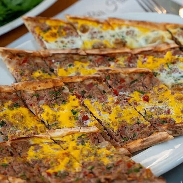 Kıymalı Yumurtalı Pide