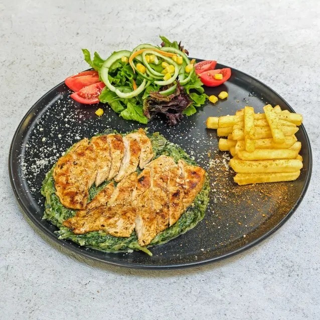 Ispanaklı Piliç Menü ( patates cipsi + makarna + salata + turşu )