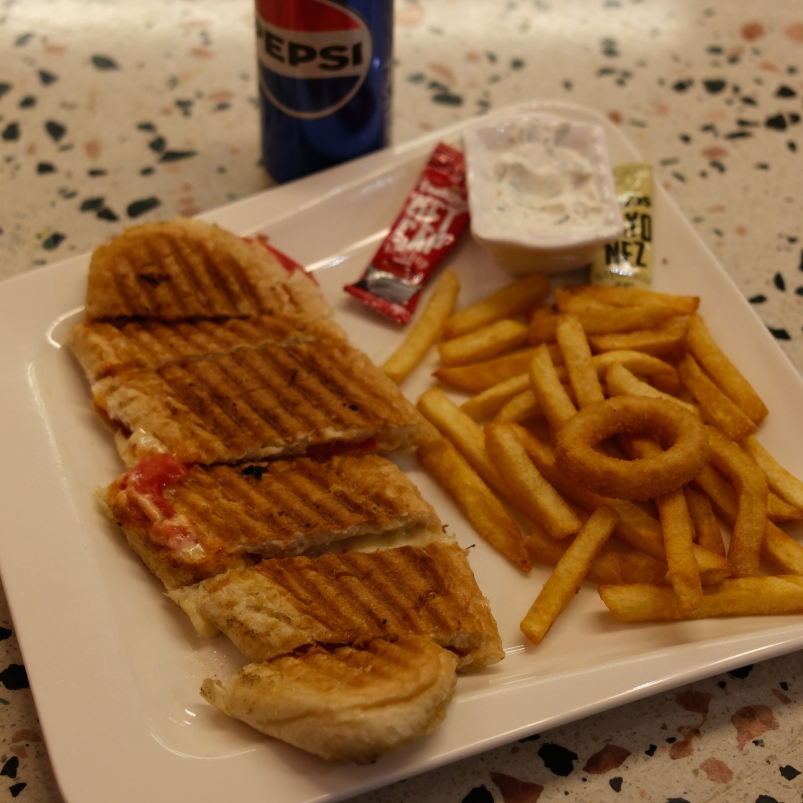 Domatesli Kaşarlı Tost Menü