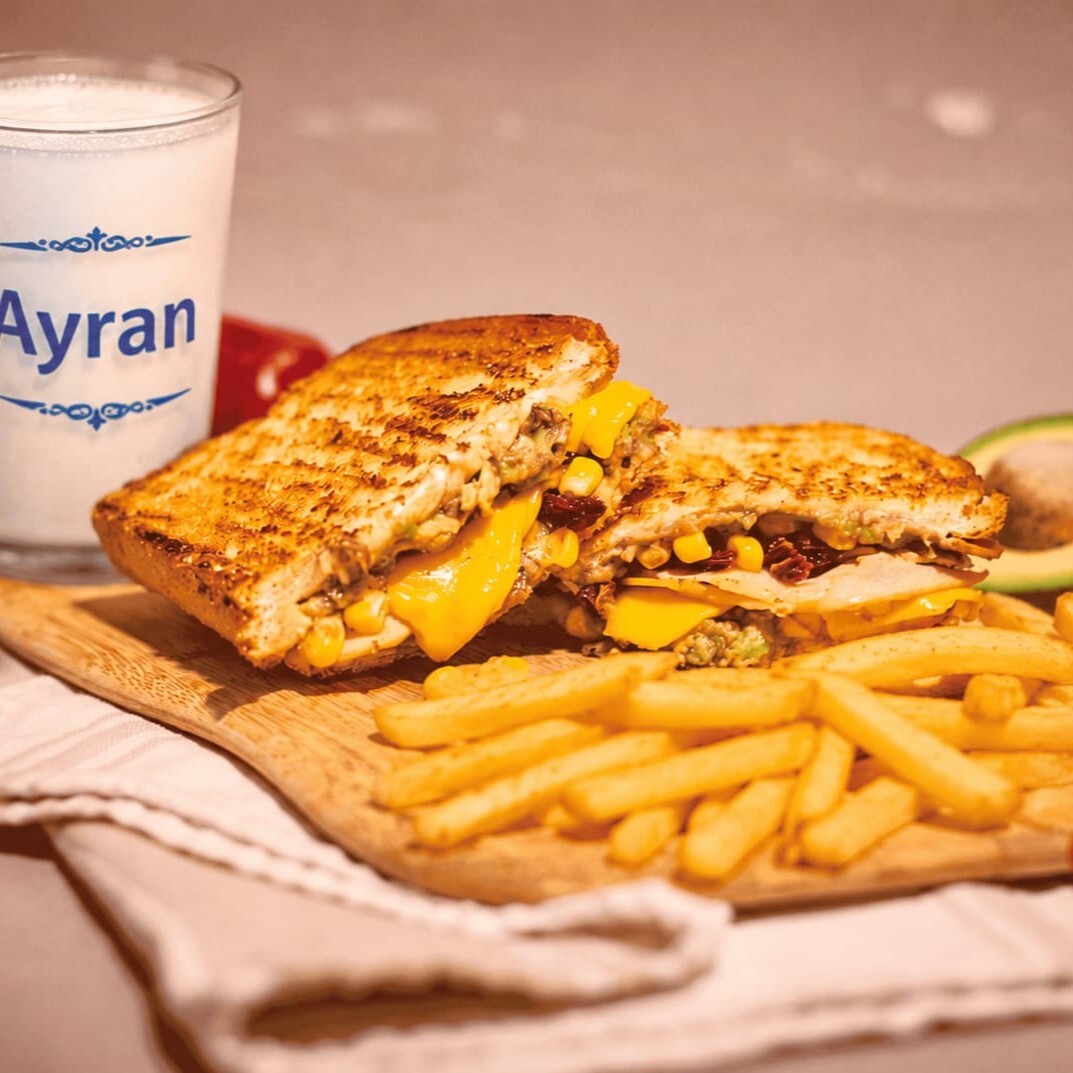 Cheddarlı Sucuklu Tost+Patates+İçecek Seçimi