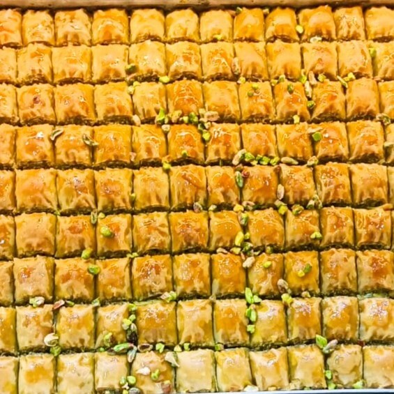 Fıstıklı Antep Özel Baklava (1 kg)-(Tahmini 34-36 Dilim)