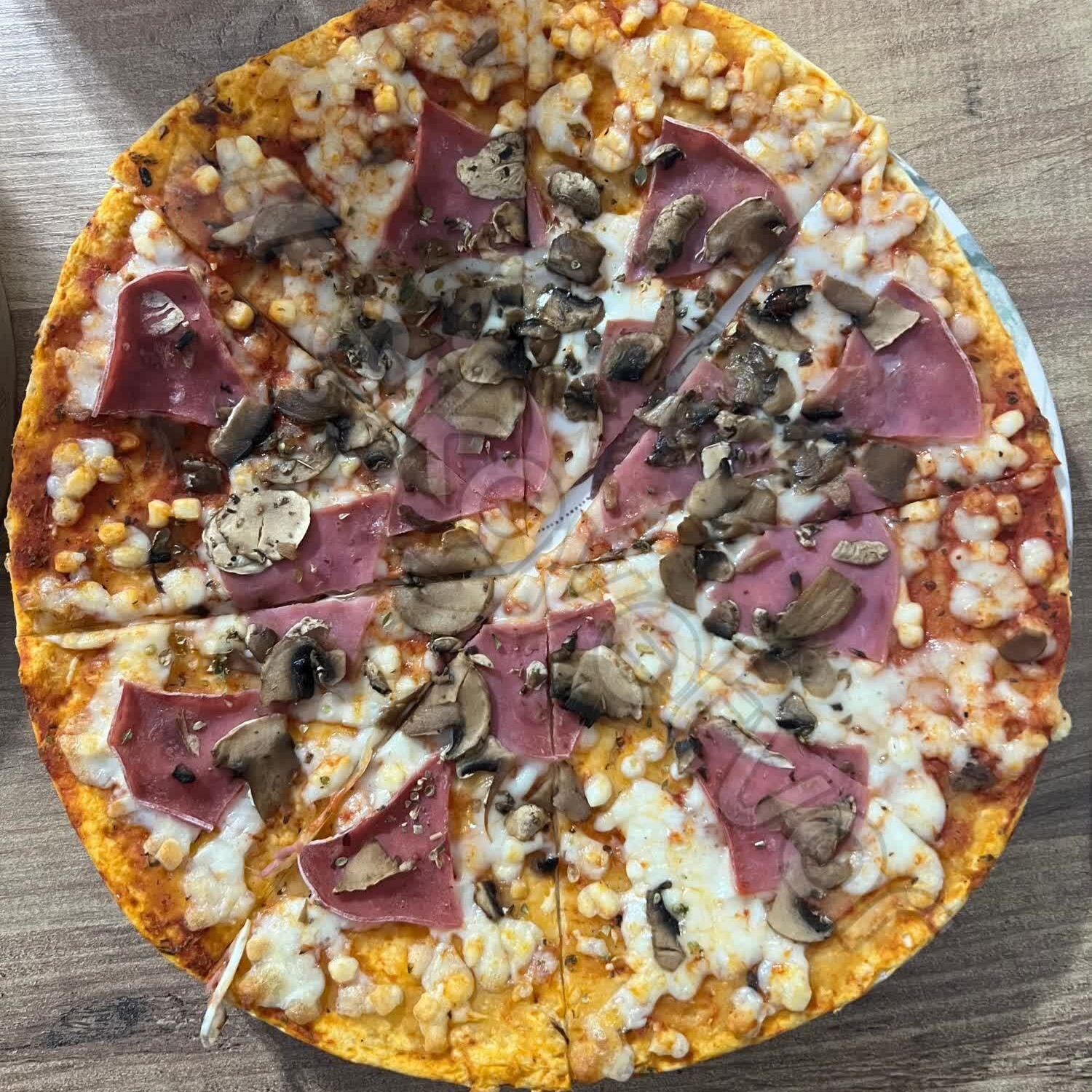 Jambonlu Mantarlı Pizza
