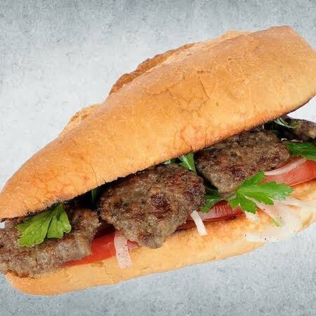 Yarım ekmek arası kaşarlı köfte