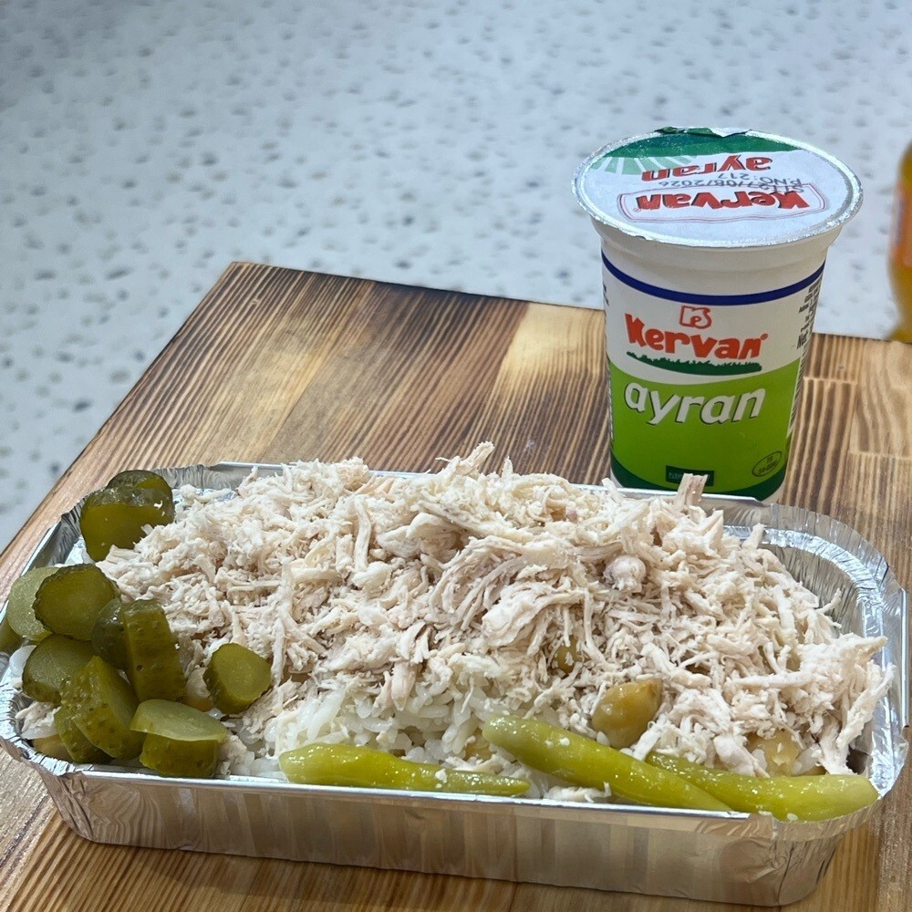 Bir Buçuk Porsiyon Tavuklu Tereyağlı Nohutlu Pilav + Ayran (180 ml)