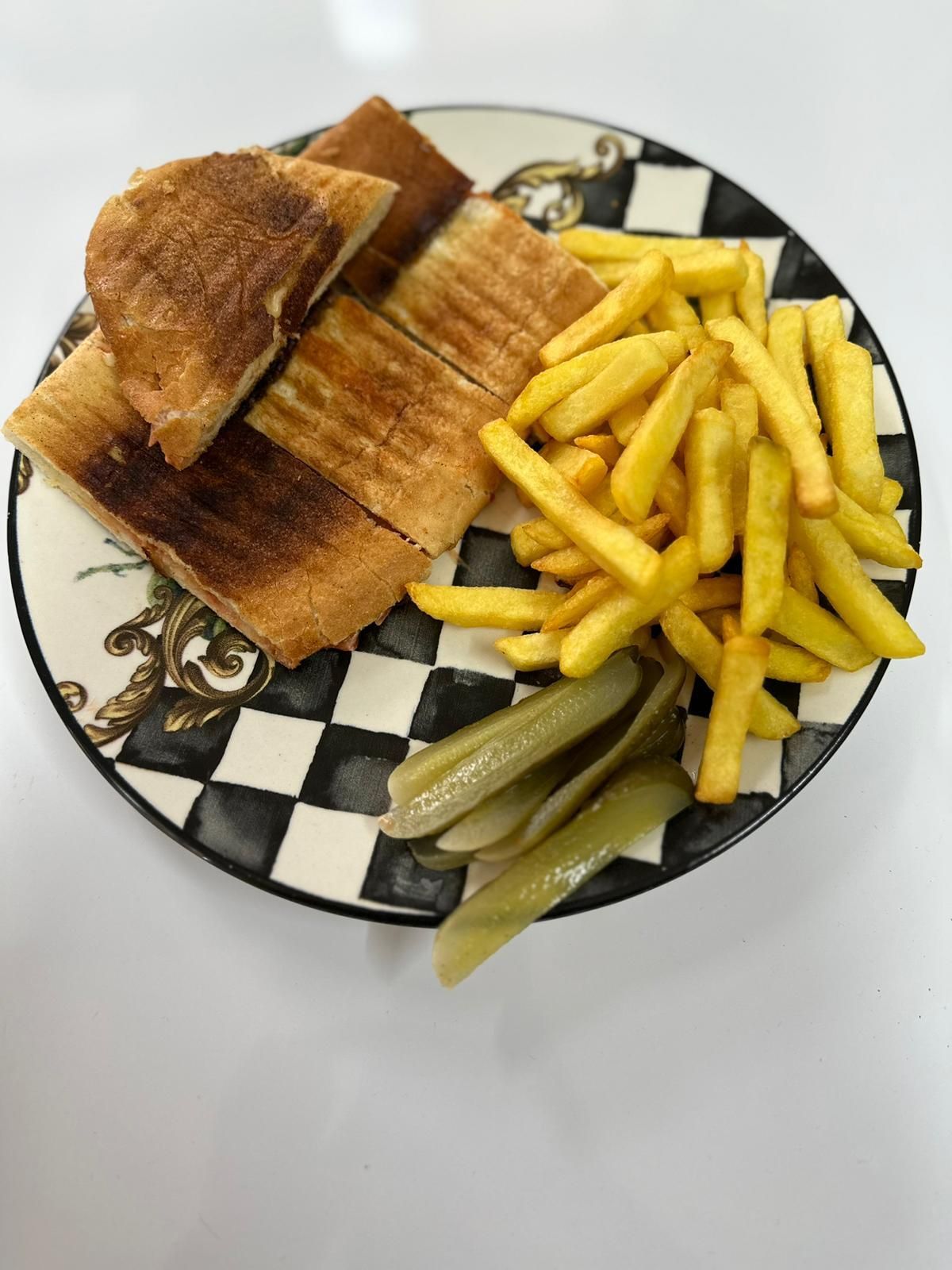 Karışık Tost + Patates Cipsi + Turşu + Ayran
