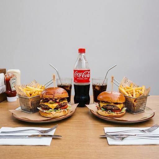 2 Hamburger Yanlarında Patates 1 Litre Kola