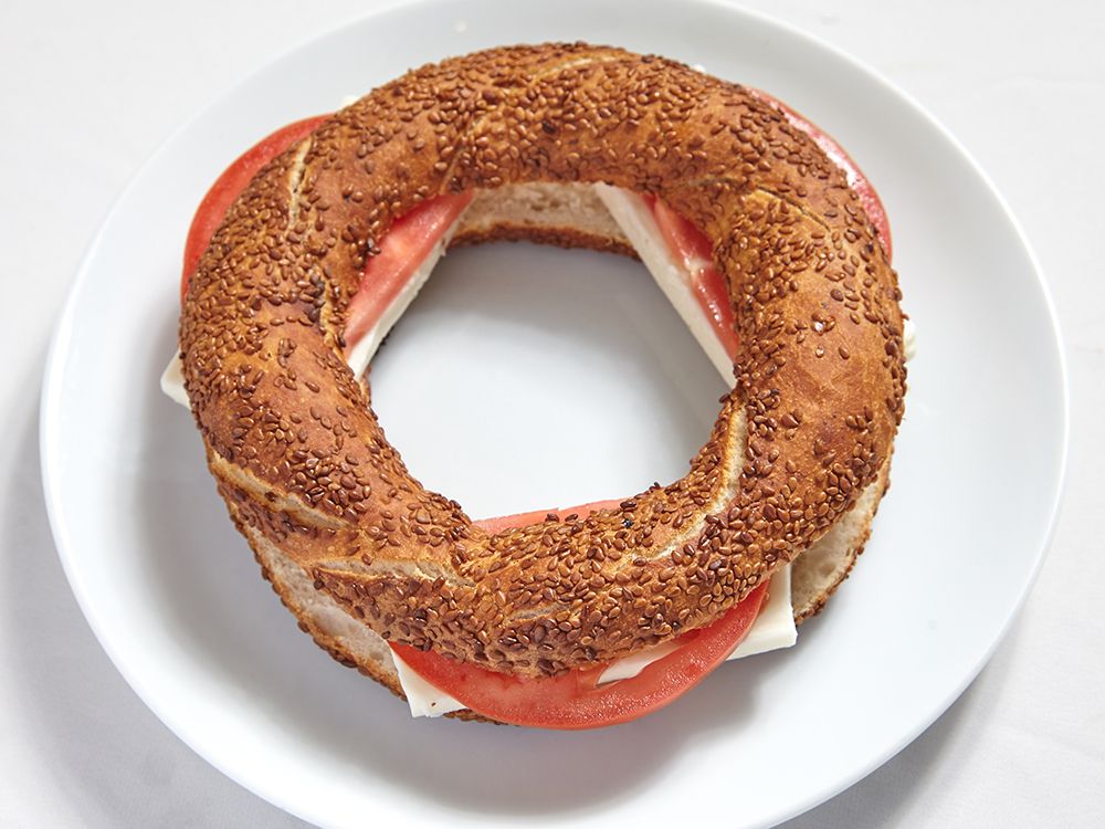 Beyaz Peynirli Domatesli Simit Sandviç