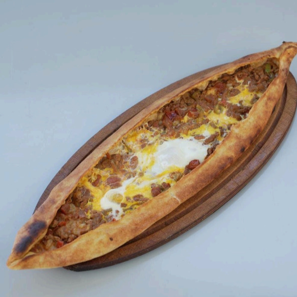 Kuşbaşılı Yumurtalı Pide