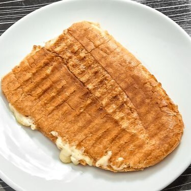 Yarım Ekmek Kaşarlı Tost