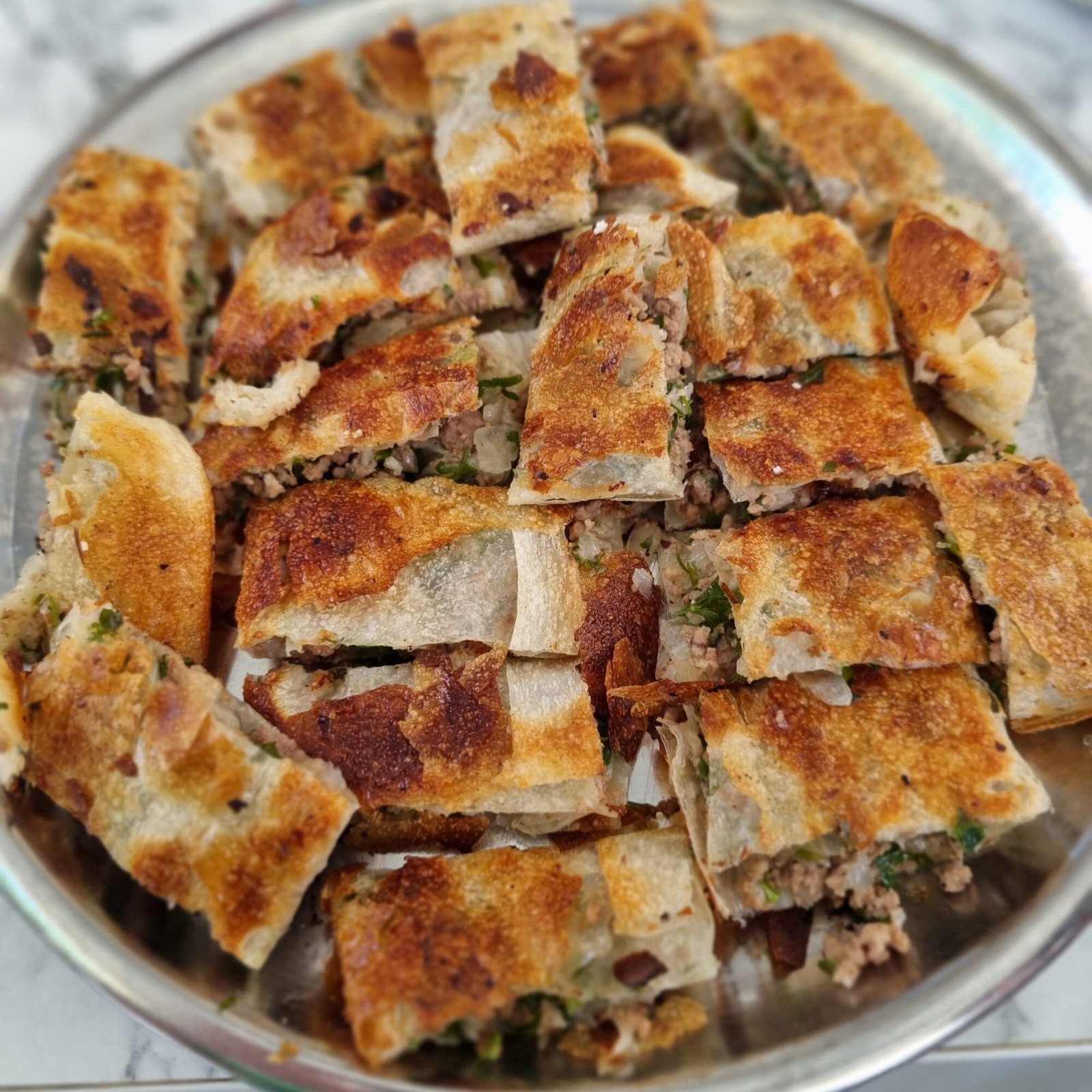 Antalya usulü kıymalı serpme börek
