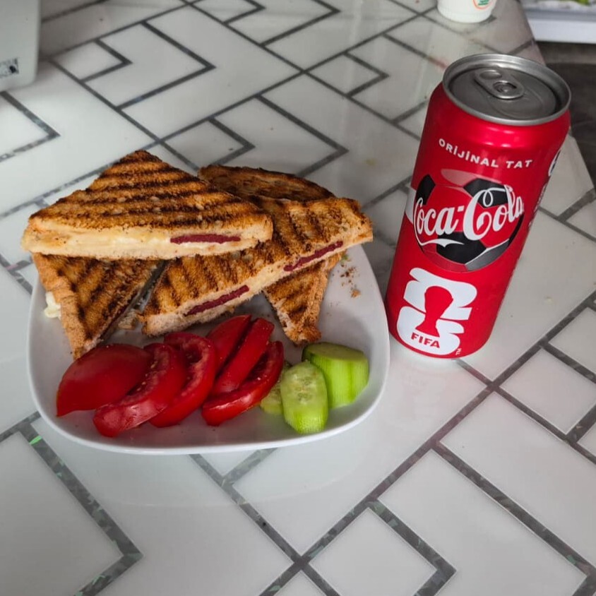 Tost Ekmeğiyle Karışık Tost Menü