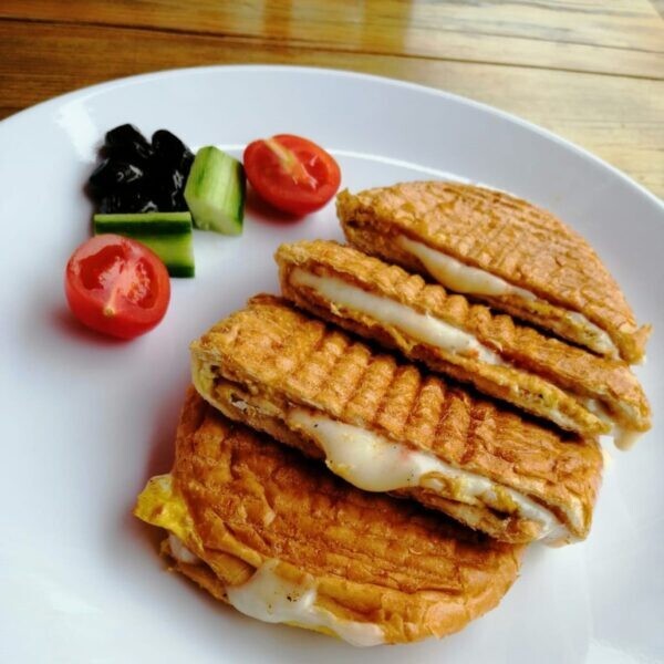 Beyaz Peynirli Domatesli Tost