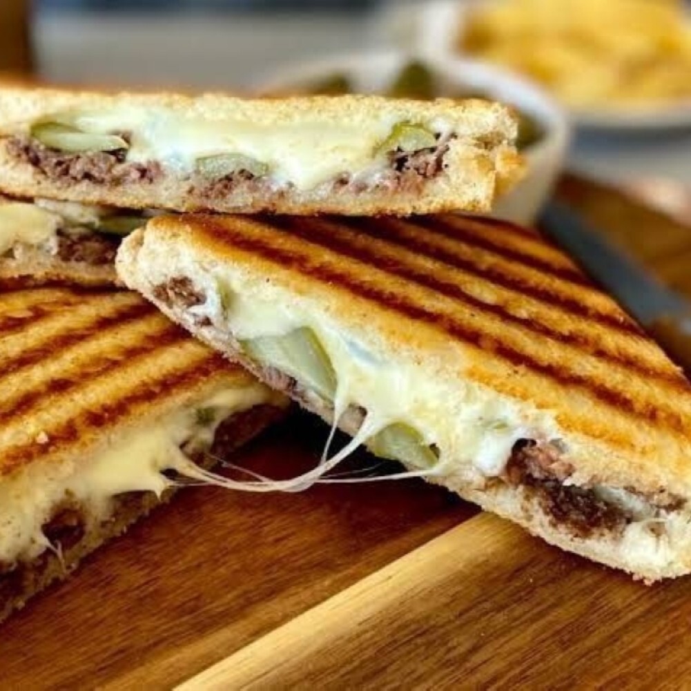 Kavurma Kaşarlı Tost