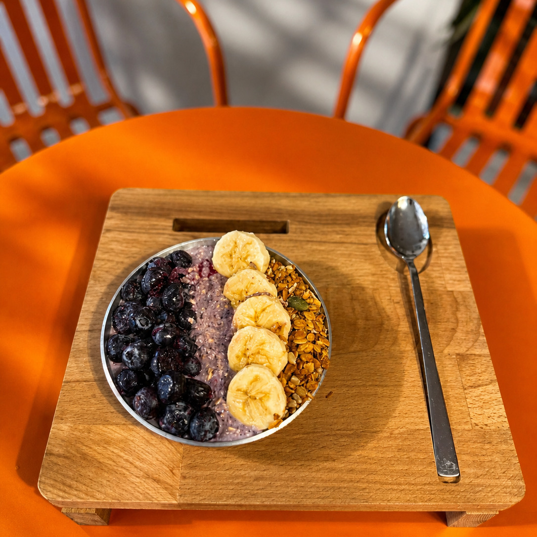 Yaban Mersini ve Muz Granola Bowl
