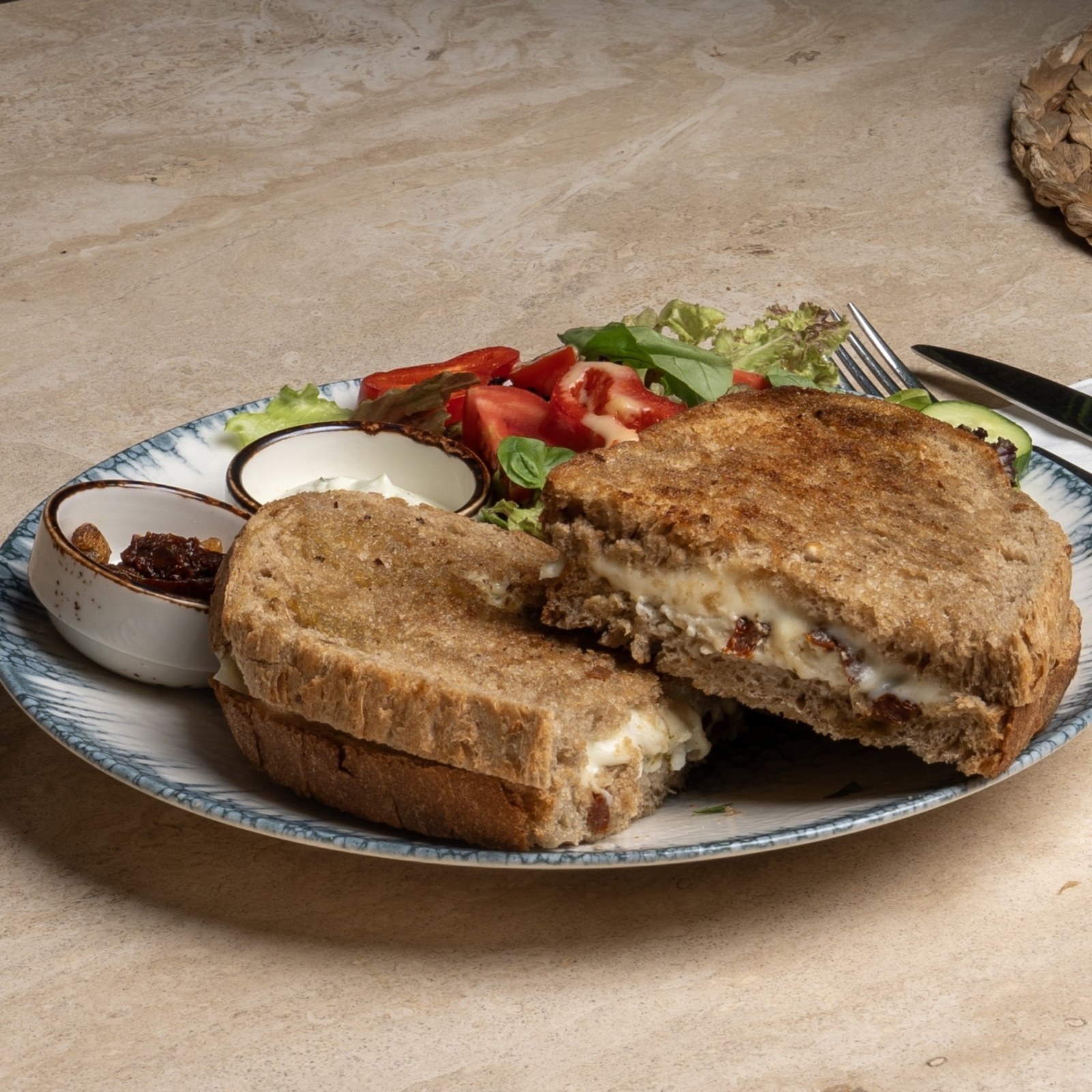Pestolu Kuru Domatesli Tost
