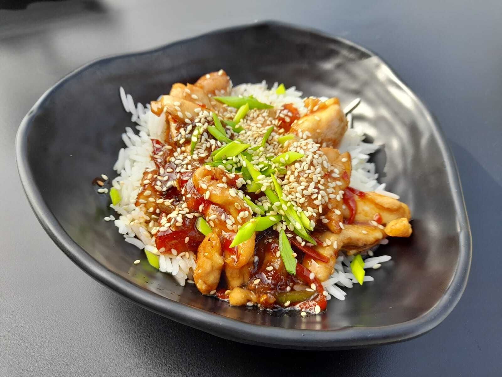 Seet - Chilli Soslu Tavuk Buharda Pişmiş Pilav İle