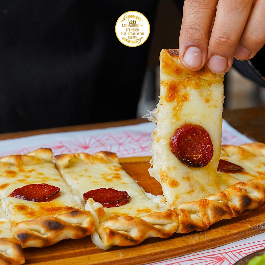 Kaşarlı Sucuklu Pide
